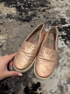 TOMS Rose Gold Metallic Slip On Shoes Womens 6